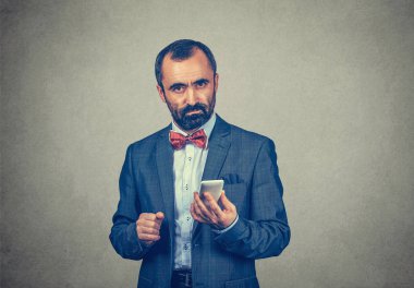 Yakın plan portre. Ciddi, düşünceli, sakallı, zarif bir adam.