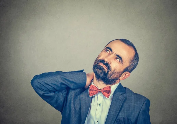 El hombre tiene dolor en el cuello — Foto de Stock