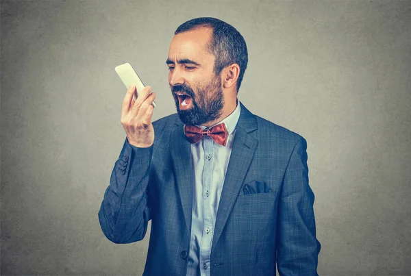 Homem barbudo gritando, gritando enquanto fala ao telefone — Fotografia de Stock