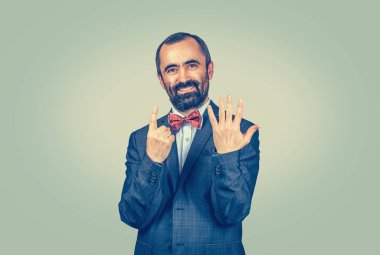 Adam 6 parmak gösteriyor, 6 numara işaret veriyor.