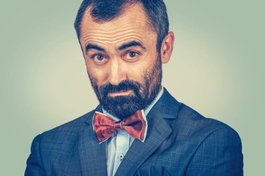 Şüpheli, şüpheli bir adam kameraya bakıyor.