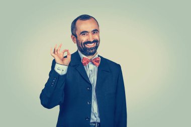 Yakışıklı adam tamam işareti parmaklarıyla gösteriyor