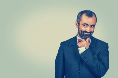 Kurnaz adam bir şeyler çeviriyor. Ceketin koluna bir kart saklıyor.