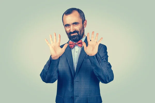 Férfi mutatja a tenyerét, mutatja a tízes számú ujjaival gesztus — Stock Fotó