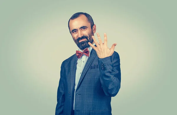 Férfi mutat öt ujj gesztus kézzel — Stock Fotó