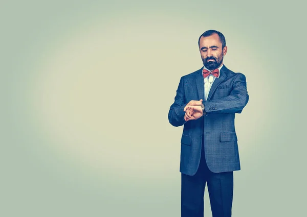 Hombre de negocios mirando su reloj — Foto de Stock