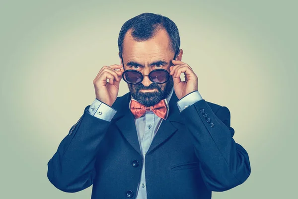 Inquiring man, looking with cautious over sunglasses — Stock Photo, Image