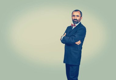 Ciddi sakallı adam kameraya bakıyor..