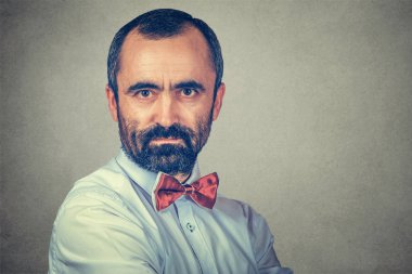 ciddi, genç bir adam portresi