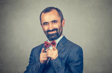 Adam her iki işaret parmağıyla kamerayı işaret ediyor..