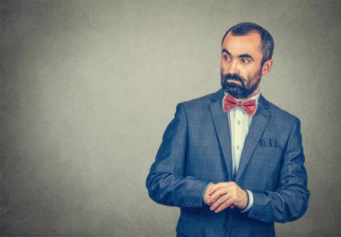 İşadamı endişeli, şaşkın, afallamış görünüyor..