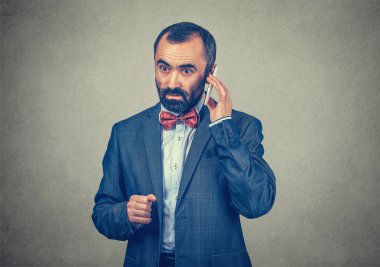 bir cep telefonda konuşan adam