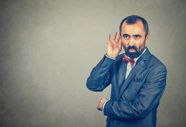 Hombre escuchando a escondidas de la mano al oído tratando de escuchar — Foto de Stock