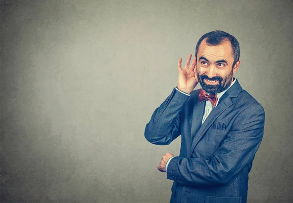 Hombre escuchando a escondidas sonriendo feliz — Foto de Stock