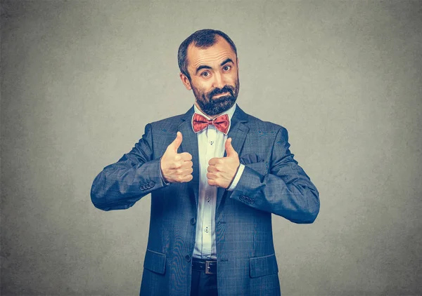 Hombre de negocios sonriente con traje mostrando pulgares hacia arriba —  Fotos de Stock