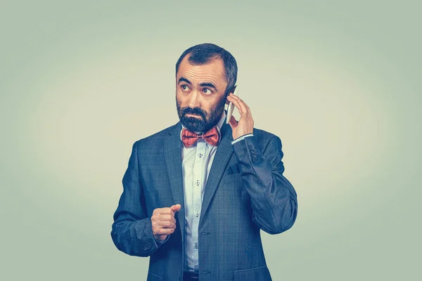 Hombre hablando en un teléfono móvil — Foto de Stock