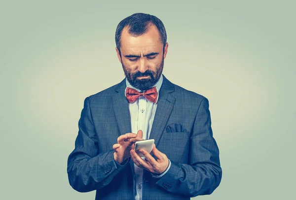 Homem de negócios usando o novo smartphone conectado à internet de navegação — Fotografia de Stock