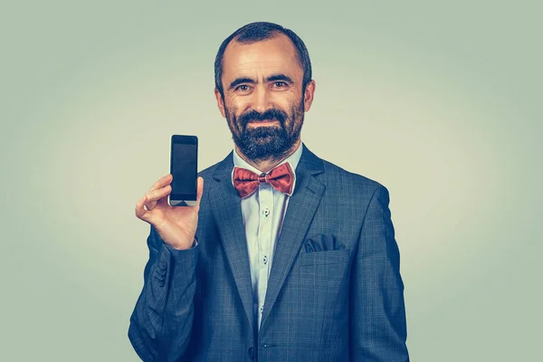 Joven hombre de negocios caucásico mostrando la pantalla del teléfono inteligente — Foto de Stock