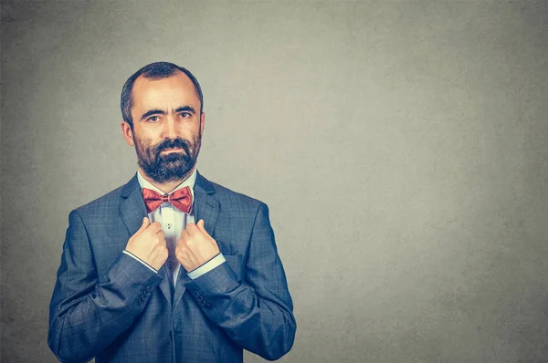 Hombre barbudo con traje oscuro, camisa azul, lazo mariposa roja ajustable, corbata — Foto de Stock