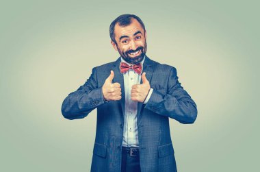 Mutlu adam işaret veriyor.