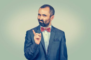 Ciddi bir adam parmağını kaldırıyor ve işaret vermiyor..