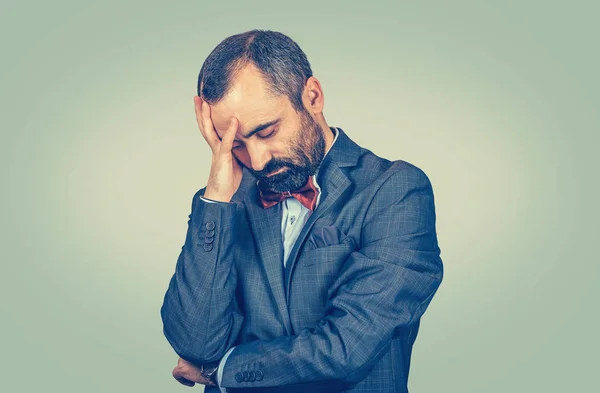 Homem triste com cara estressada preocupado expressão olhando para baixo — Fotografia de Stock