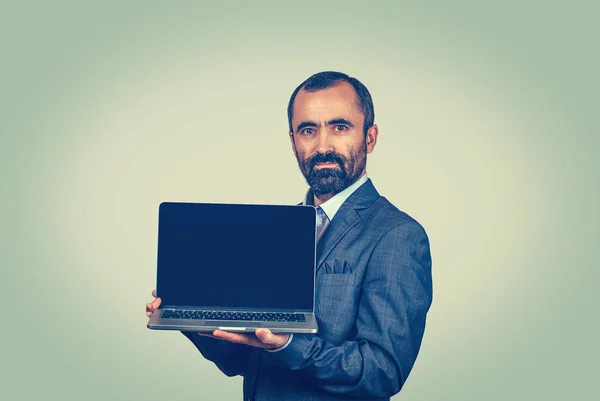 Szakállas Üzletember Üres Fekete Laptop Képernyővel Vegyes Fajú Szakállas Modell — Stock Fotó