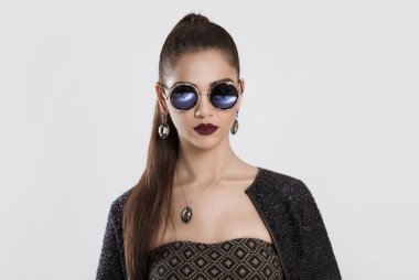 Ben seksiyim ve bunu biliyorum. Yakından bakınca, kendine güvenen, başarılı, genç bir kadın, güneş gözlüğü takan moda kızı, kamerana bakıyor. 