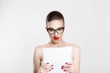 Onun aylık raporuna hayret ettim. Kadın oyuncu rol çizgilerine hayran kaldı, gelin evlilik öncesi evlilik sözleşmesine şaşırdı. Güzel mutlu esmer kız beyaz açık gri arka planda