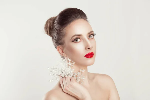 Shining like pearls. Beauty Fashion Model Girl with full makeup red black gradient lips nails holding pearls jewelry looking at you camera light smile isolated white light grey background. Studio shot — 스톡 사진