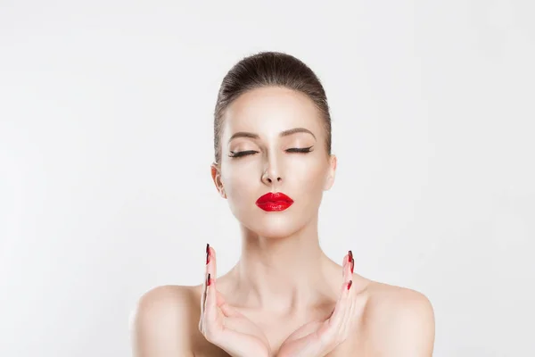 Cara de beleza dos olhos de mulher belos jovens fechados - isolado em branco — Fotografia de Stock