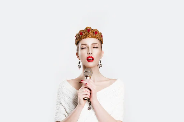 Retro singer. Beauty queen speaking singing karaoke on microphone isolated white background wall. Angry Girl with golden ruby crown jewelry red lips perfect makeup, mic. Modern journalist propaganda — 스톡 사진