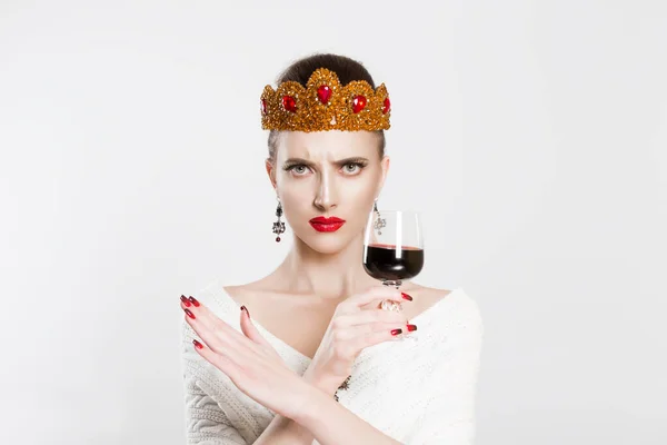 Перестань пить алкоголь, будь ответственным. Женщина коронованные красоты королева несчастный показ разочарование остановить нет с руками жеста держа стакан вина негативное выражение лица изолированные белые стены — стоковое фото