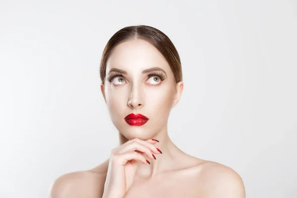 A pensar. Retrato closeup de feliz bela jovem mulher lindo rosto decidir, olhando para o fundo da parede branca isolado com espaço cópia lateral. sentimentos de expressão facial, atitude de linguagem corporal — Fotografia de Stock