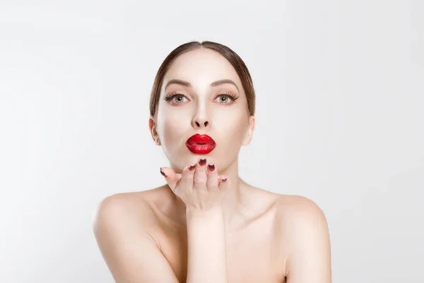 Primer plano retrato hermoso atractivo, joven, mujer feliz, novia belleza puckering hasta, enviando soplado beso rojo negro labios uñas aislado fondo blanco. Expresiones faciales humanas actitud reacción — Foto de Stock