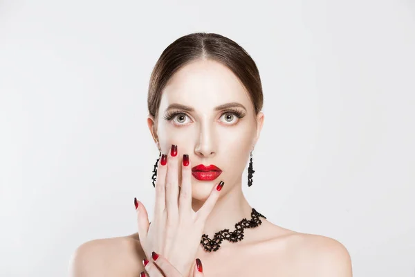 Modelo que muestra Manicura combinado con labios, maquillaje conjunto, expresión facial neutra acentúa, muestra su belleza . — Foto de Stock