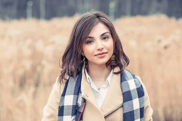 白い女性の肖像画の歯と完璧な笑顔屋外 — ストック写真