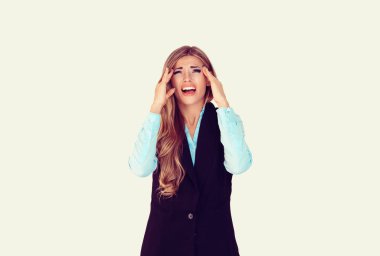 Sinir krizi geçiriyorum. Genç, duygusal stresli bir kız çığlık çığlığa yukarı bakıyor. Kopyalama alanı olan izole edilmiş açık sarı arkaplan