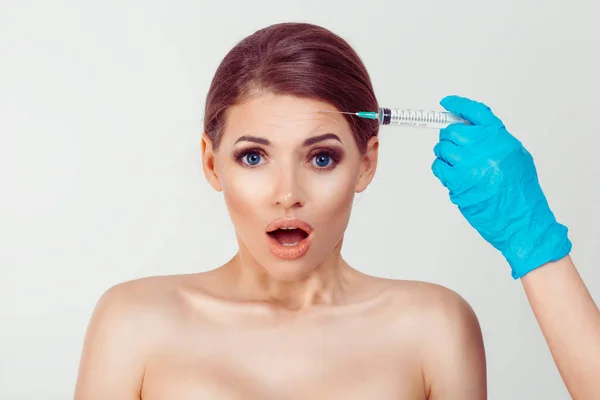 Kvinna rädd chockad av fyllning botulinum toxin injektion hyaluronsyra skott rynkor estetisk kirurgi, isolerad vit bakgrund — Stockfoto
