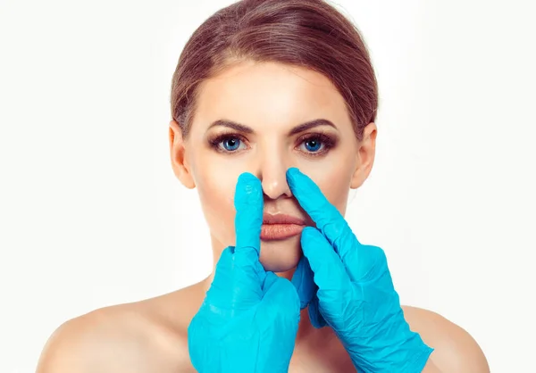 Mujer se prepara para hacer cirugía de nariz, fondo blanco — Foto de Stock