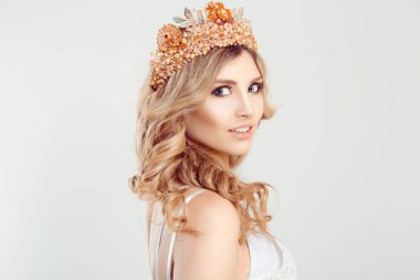 Prenses, izole beyaz açık gri arka planda ne olduğunu merak ederek geriye bakıyor. Arkasında gördüklerine şaşıran bir kız.. 