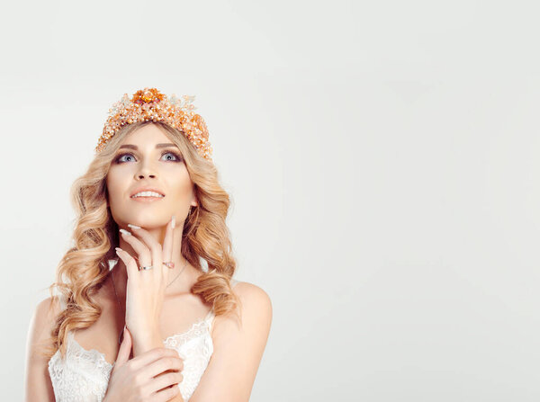 Королева красоты актриса пропустить глядя на озадаченные мысли крупным планом портрет Женщина девушка натуральные большие глаза открытые скептически изолированные белые серые стены заднего плана глядя вверх скопировать пространство горизонтальное изображение студии
