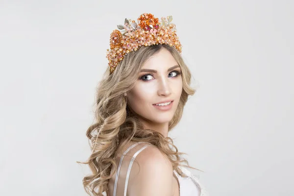 Volverse feliz. La princesa mirando hacia atrás con asombro, lo que sucedió aislado fondo gris claro blanco. Mujer chica sorprendida sorprendido contento por lo que vio detrás de ella. Coronada belleza reina señorita universo —  Fotos de Stock