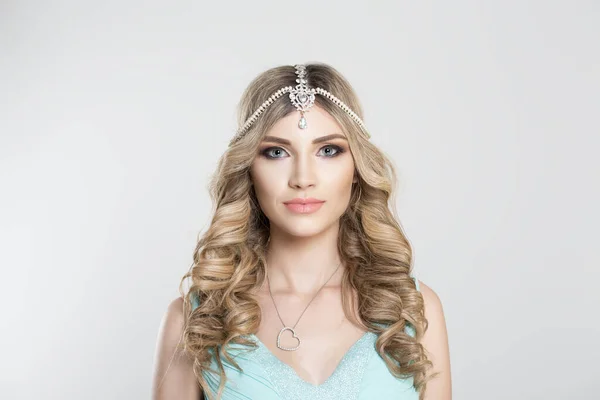 Beauty Queen bride woman with bright pink with tikka indian jewelry on head looking at you camera,  light bridal makeup isolated grey white background wall — 스톡 사진