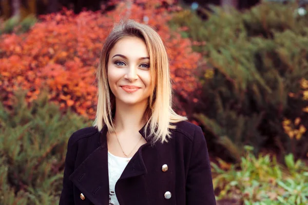 Mulher ao ar livre sorrindo feliz na natureza fundo — Fotografia de Stock