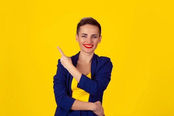 Confident business woman pointing at copy space background. Chee — 스톡 사진