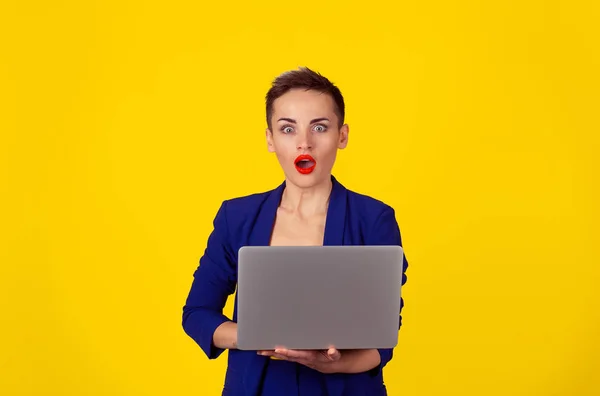 Stressed chocado empresária na frente computador laptop em seu o — Fotografia de Stock