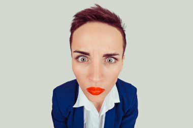 Komik bir şok. Yakından çekilmiş portre, iş kadını, komik görünüşlü kadın, hayal kırıklığına uğramış, açık yeşil beyaz arka plan. Olumsuz duygular yüz ifadesi