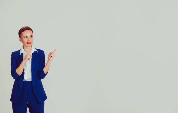 Mujer de negocios haciendo gestos en el espacio de copia derecha aislado luz verde fondo de la pared de la oficina blanca. Pelo corto, labios rojos, traje azul, camisa blanca ropa formal —  Fotos de Stock