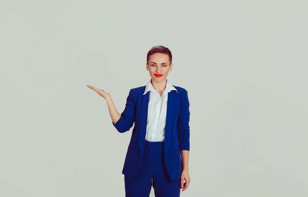 Olha para isto. Empresária apresentando o espaço de cópia isolado luz verde escritório branco parede fundo. Cabelo curto, lábios vermelhos, terno azul, camisa branca desgaste formal — Fotografia de Stock